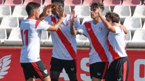 Capi celebra un gol del filial esta pretemporada con Isaac, Musa y Carlos Álvarez