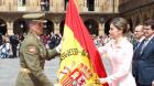 La Reina entrega una nueva bandera al Regimiento de Ingenieros en la Plaza Mayor de Salamanca