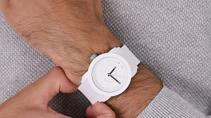 El accesorio que vuelve a estar de moda: relojes blancos elegantes y muy fáciles de combinar
