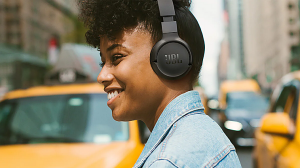 Se pliegan y caben en una mochila: los auriculares JBL perfectos para el trajín diario