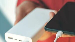 Tres baterías de 20.000 mAh con cables integrados y en oferta: adiós al cable suelto