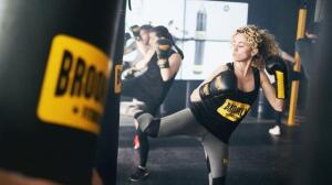 Cómo tonifica tu cuerpo golpear un saco de boxeo