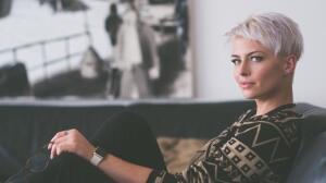 Cómo cuidar del pelo blanco: champús, trucos y recomendaciones