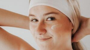 Combate las manchas de la piel con esta rutina de belleza