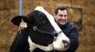 La indecisión de la vaca a la que Juanma Moreno le pidió el voto